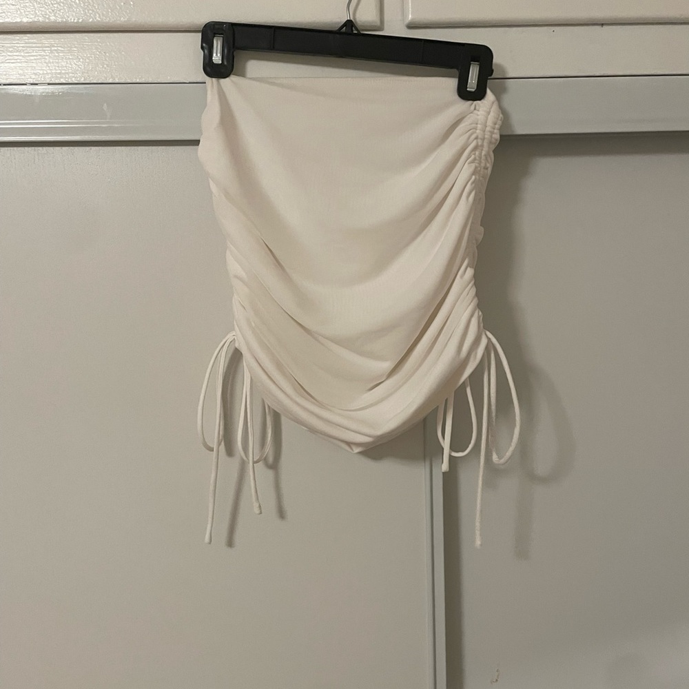 White scrunch skirt with scrunch on sides and a tie.